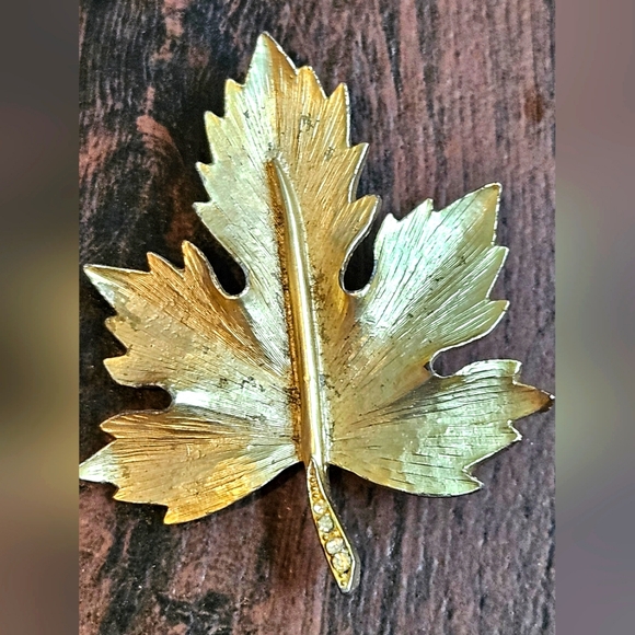 Vintage Gold Tone Maple Leaf Brooch With Rhinestones - Picture 6 of 12
